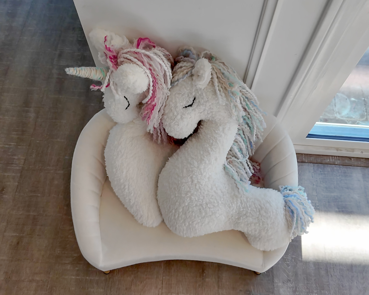DIY unicorn and horse newborn posing pillows with sherpa blanket and pastel yarn